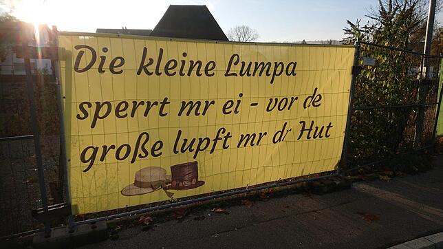 Banner in verschiedenen Farben und mit Sprüchen in Mundart hingen am Donnerstag an den Bauzäunen.