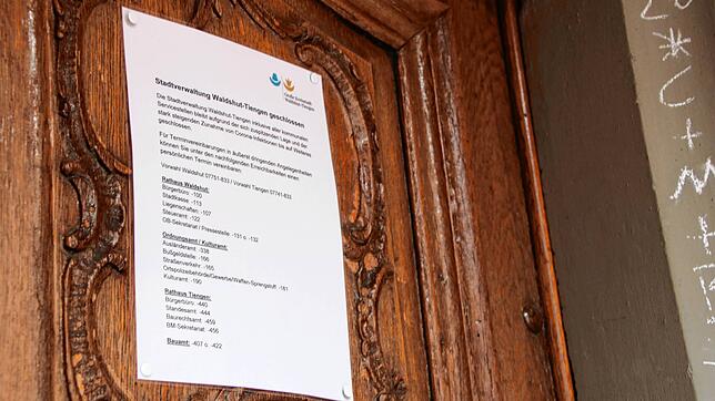 Mit einem Aushang an der Tür des Waldshuter Rathauses informiert die Stadtverwaltung, dass alle Rathäuser und Servicestellen in der ...