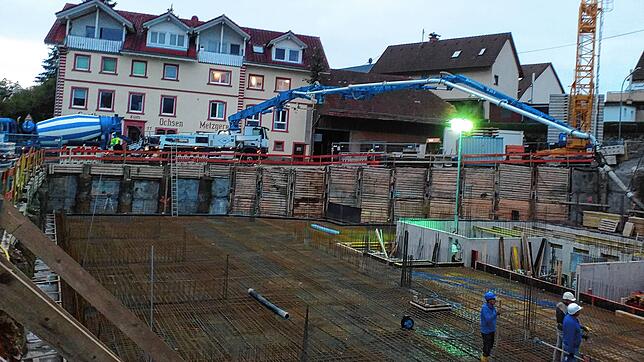 In der Baugrube in der Kirchstraße haben die Betonarbeiten am Fundament begonnen. Doch was verbinden Sie mit dem Herzstück Alt-Wehrs?