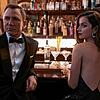007, wie die Welt ihn kennt: In angenehmer Begleitung an der Bar. Daniel Craig und Ana de Armas in &bdquo;Keine Zeit zu sterben&ldquo;