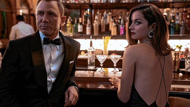 007, wie die Welt ihn kennt: In angenehmer Begleitung an der Bar. Daniel Craig und Ana de Armas in &bdquo;Keine Zeit zu sterben&ldquo;