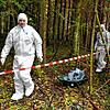 Mit einer speziellen Bergungswanne werden die Wildschweinkadaver bei der Übung aus dem unwegsamen Gelände geschafft.