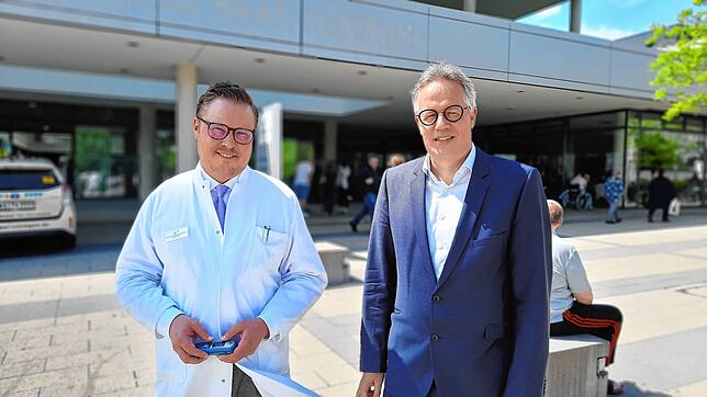 Christoph Domschke (links) ist der neue Chef der Frauenklinik. Der Geschäftsführer des Schwarzwald-Baar-Klinikums, Matthias Geiser, ...