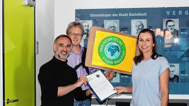 Mario Hüttenhofer (von links) und Jens Mühlhoff übergeben die Forderungen an Julia Theile, Referentin des Oberbürgermeisters.