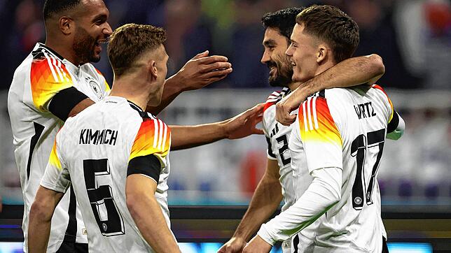 Deutschlands Florian Wirtz (rechts) jubelt mit den Teamkollegen Jonathan Tah (von links), Joshua Kimmich und Ilkay Gündogan über seinen ...