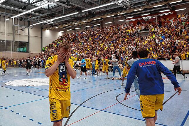 Bild 16: HSG Konstanz feiert den Aufstieg in die 2. Handball-Bundesliga. Bilder vom Spiel gegen Hildesheim