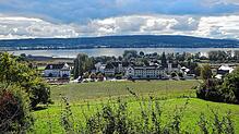 Blick auf das Kloster Hegne und den Gnadensee vom Aussichtspunkt Hochfirst.