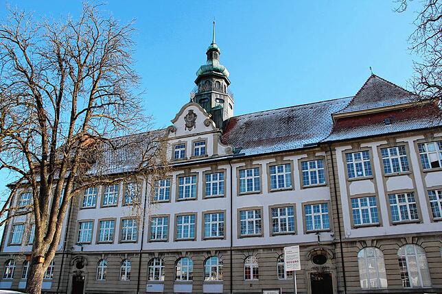 An der Heinrich-Feurstein-Schule wird dieses Jahr die Dach- und Fassadensanierung umgesetzt.