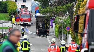 Die Feuerwehr ist am Dienstagvormittag in Friedrichshafen-Berg im Einsatz. Es ist ein Gefahrstoff ausgelaufen.