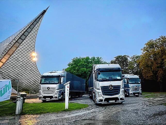 Die Trucks der Bundeswehr Big Band für die größte Showbühne Europas parkieren im Schlamm und Matsch am Konzertsegel. Der ...