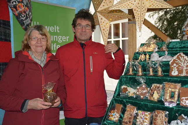 Selbstgenähte Unikate verkaufen Katrin und Udo Schelling an ihren Stand zu Gunsten der "Welthungerhilfe" und der Organisation "Ärzte ...