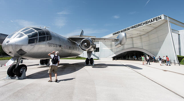 «Landshut» soll im Herbst nach Friedrichshafen kommen Ein Flugzeug vom Typ "Dornier DO31E1" steht in Friedrichshafen vor dem Dornier Museum.