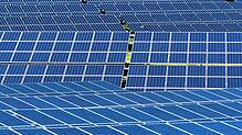 Solarmodule stehen auf einem Feld in der Sonne. Der von der EnBW geplante Solarpark im Kreis Tuttlingen soll genügend Platz unter den ...