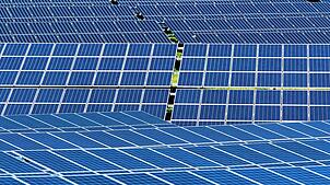 Solarmodule stehen auf einem Feld in der Sonne. Der von der EnBW geplante Solarpark im Kreis Tuttlingen soll genügend Platz unter den ...