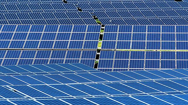 Solarmodule stehen auf einem Feld in der Sonne. Der von der EnBW geplante Solarpark im Kreis Tuttlingen soll genügend Platz unter den ...