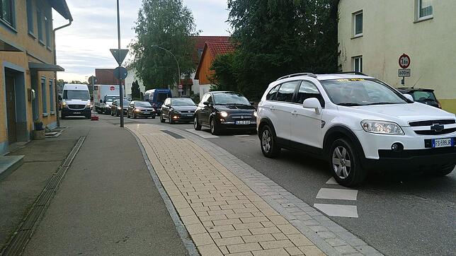 Auf den Straßen um Friedrichshafen staut sich der Verkehr.