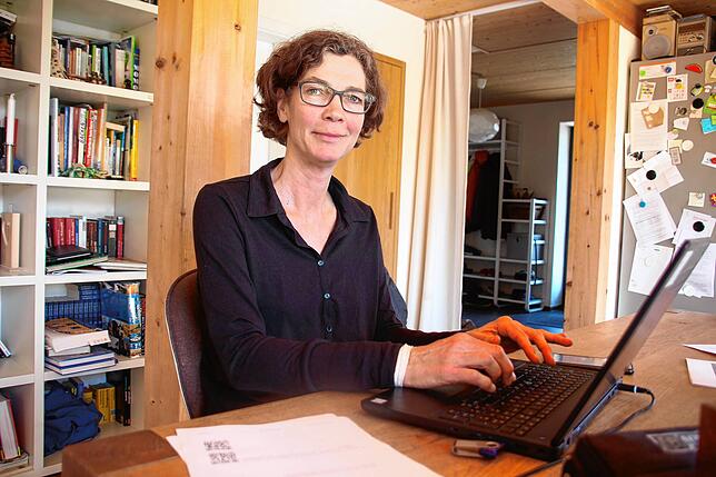Kerstin Wattenbach ist Lehrerin an der Elektronikschule in Tettnang. Sie bleibt mit ihren Schülern in Kontakt, sogar mit Videoschalten, ...