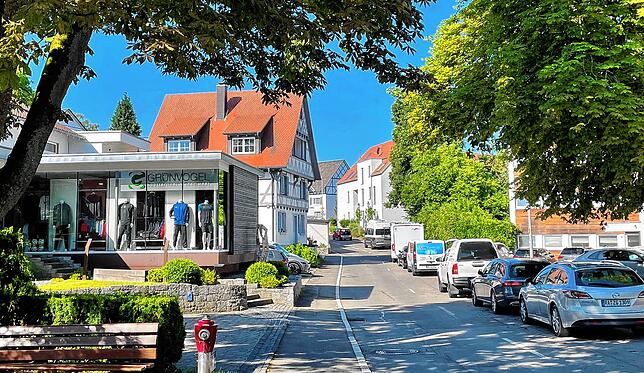 Parken an der Durchgangsstraße ist ein Problem. Deshalb sollen mehr Stellplätze auf den Grundstücken entstehen.