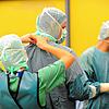 Vorbereitung auf eine Operation im Klinikum Friedrichshafen: Gelingt die Heilung des Klinikverbunds?