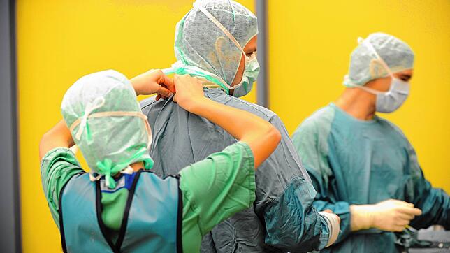 Vorbereitung auf eine Operation im Klinikum Friedrichshafen: Gelingt die Heilung des Klinikverbunds?
