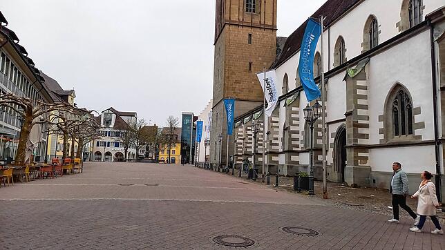 Eine der prominentesten Adressen der Stadt: Hier links im Bild die Filiale der Sparkasse Hegau-Bodensee am Marktplatz, direkt gegenüber ...