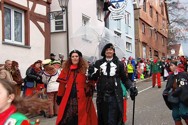 Gut beschirmt: das Narrenpaar der Dreizipfelritter aus Großschönach