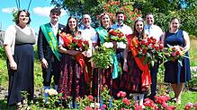 Hoheitenbetreuerin Johanna Bach (von links), Rosenkönig Freddy Geng, Rosenkönigin Alina Schulz, stellvertretender Vorsitzender des ...