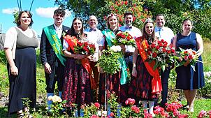 Hoheitenbetreuerin Johanna Bach (von links), Rosenkönig Freddy Geng, Rosenkönigin Alina Schulz, stellvertretender Vorsitzender des ...