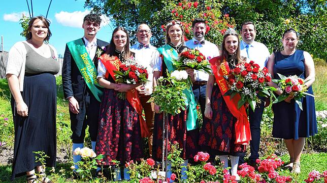 Hoheitenbetreuerin Johanna Bach (von links), Rosenkönig Freddy Geng, Rosenkönigin Alina Schulz, stellvertretender Vorsitzender des ...