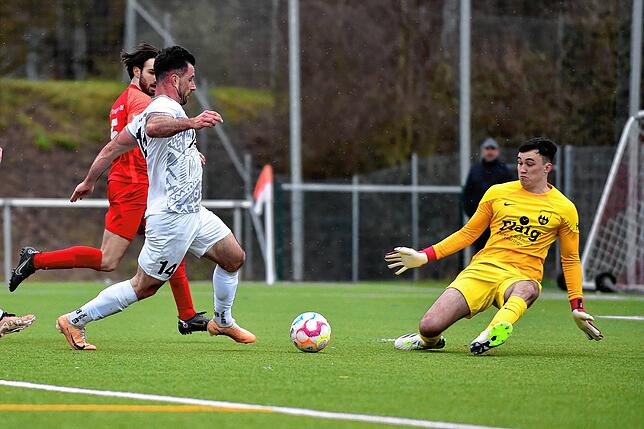 Aufgepasst: Torwart Daniel Janke ist gegen Julian Hesser vom FC Wolfenweiler-Schallstadt auf der Hut. Das Foto entstand in der ...