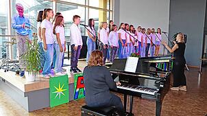 Mit zwei gekonnt vorgetragenen Stücken begeistert der Schulchor die Gäste sowie den scheidenden Schulleiter in der Aula des OHG ...