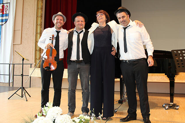 Die Lehrer Markus Schupp, Roman Rendle und Andreas Lutsch (von links) ziehen den Hut vor ihrer scheidenden Chefin Mionika Kienzle. Ihr ...