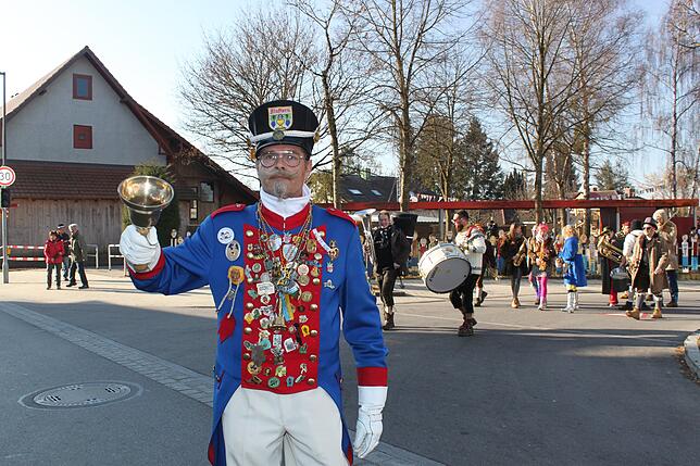 2019: Udo Beller führt als Narrenbüttel den Umzug an und lenkt die Narren und Zuschauer zum Rathaus, um den Ortsvorsteher zu entmachten.