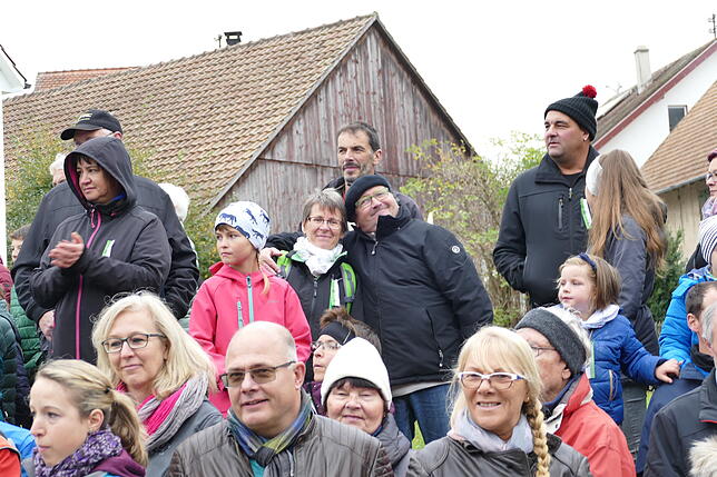 Bild 25: Tausende bejubeln beim Umzug des Kreiserntedankfestes die Leistung der Jugendlichen