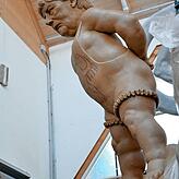 Eine Figur einer noch nicht fertiggestellten Statue steht in Lenks Atelier.