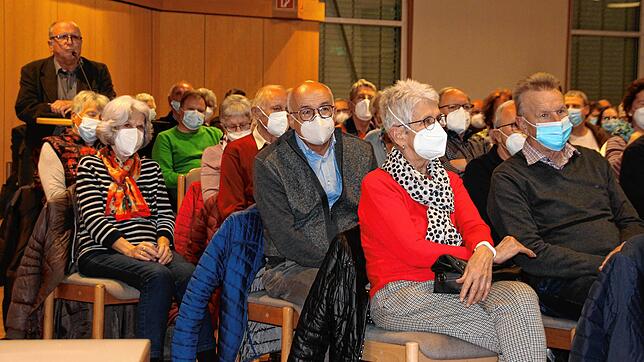 Mehr als 300 Besucher informierten sich bei der Einwohnerversammlung in der Stadthalle über die Situation der SRH Kliniken. Im Anschluss ...