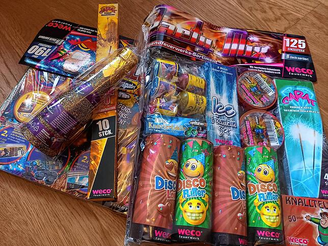 Knallerbsen und Konfettibomben dürfen ganzjährig verkauft werden und fallen unter „Kleinstfeuerwerk“.