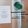 Auf einem Zettel wird den Patienten von Sabine Johnstone mitgeteilt, dass sie sich einen neuen Arzt suchen müssen. Am Schild der ...