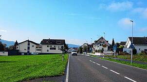 Schon bald soll die Bebauung südlich der Ortsdurchfahrt am östlichen Ortseingang (Bild) beginnen. Dort werden Miet- und ...