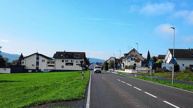 Schon bald soll die Bebauung südlich der Ortsdurchfahrt am östlichen Ortseingang (Bild) beginnen. Dort werden Miet- und ...