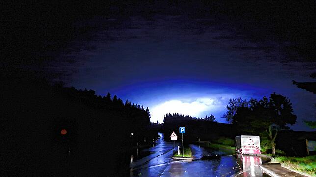 Grelle Blitze erhellen am Donnerstagabend den Himmel. Diese Aufnahme entstand bei Furtwangen.