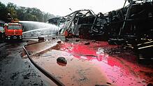 Mit einem Wasserwerfer löscht die Feuerwehr einen Brand in einem Chemiewerk des Schweizer Chemieunternehmens Sandoz. Das rote giftige ...