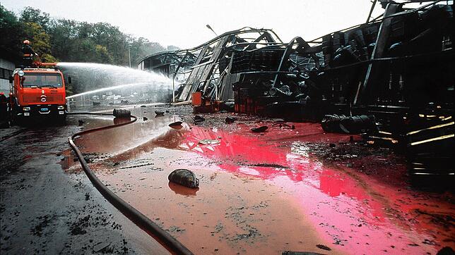 Mit einem Wasserwerfer löscht die Feuerwehr einen Brand in einem Chemiewerk des Schweizer Chemieunternehmens Sandoz. Das rote giftige ...