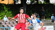 Nach zwei Siegen im Pokal geht der SC Konstanz-Wollmatingen (links Pius Schäuble im Duell mit dem Radolfzeller Yves Graf) mit Rückenwind ...