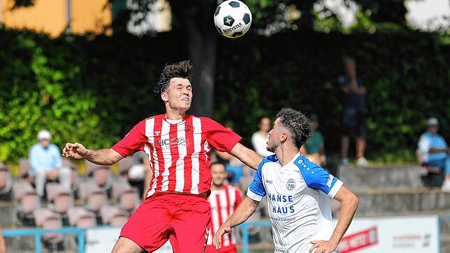 Nach zwei Siegen im Pokal geht der SC Konstanz-Wollmatingen (links Pius Schäuble im Duell mit dem Radolfzeller Yves Graf) mit Rückenwind ...