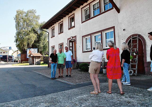 Erinnerungsfotos werden vor dem Hof von Bertold Götz geschossen, wo einst Franciszek Pszczonka gearbeitet hat.