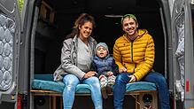 Viviane, Marlon im Wickeltuch vor Mamas Bauch, Lian und Bastian Hauk-Jegen sitzen in ihrem Ford Transit. Ende März soll die große Reise ...