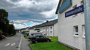 Am Freitag kam es in der Stemmerstraße in Büsingen zu einem Polizeieinsatz: Ein 48 Jahre alter Mann hat dort mehrere Menschen mit einer ...