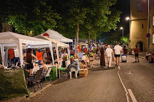 Bild 32: Bis tief in die Nacht stöbern die Trödel-Fans beim Konstanzer 24-Stunden-Flohmarkt