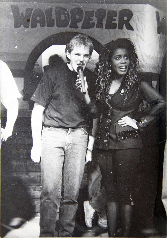 Anna Mwale holt DJ Dirk auf die Bühne.